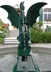 Так выглядит традиционный фонтан в форме василиска, который правительство Базеля раздаривает дружественным городам