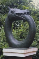 Скульптура в  виде змея, кусающего свой хвост