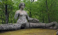 Скульптура Ехидны в Саде чудовищ - садово-парковом ансамбле возле замка семьи Орсини в г. Бомарцо
