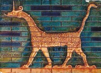 Мухшуш (Сируш), украшающий городские ворота, посвященные богине Иштар в древнем Вавилоне. Мозаичный глазурованный рельеф, 580 г. до н.э.,  правление Навуходоносора II