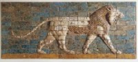 Врата Иштар: изразцы - лев, декор улицы, ведущей к воротам Иштар. Начало VI в. до н. э., правление Навуходоносора II, Вавилон
