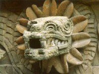 Вход в храм Кецалькоатля охраняет разинутая пасть гигантского змея