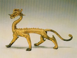 Дракон. Династия Тан (618-906 гг.). Позолоченная бронза. Высота - 10,8 см; длина - 18 см; вес 245,2 г. Обнаружен в 1979 г. Хранилище реликвий г. Сиань.<br />Источник: «Позолоченные драконы»<br>