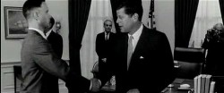 Том Хэнкс пожимает руку Джону  Кеннеди