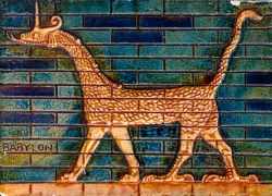 Мухшуш (Сируш), украшавший городские ворота, посвященные богине Иштар в древнем Вавилоне. Мозаичный глазурованный рельеф, 580 г. до н.э.