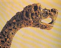 оитуальный столб с головой дракона. 
 Нормандия, IX в.