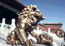 Свирепые золотые драконы охраняют вход Ворот Меридиана в Запрещенном Городе в Пекине