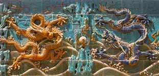 Фрагмент стены девяти драконов Пекинского дворца. 