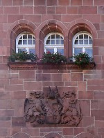 Герб Вормса на фасаде здания<br />© Lissi