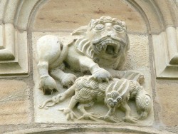Gurk Cathedral. The lion ( Christ ) kills the basilisk ( devil ): Relief at the central apse ( around 1180 )