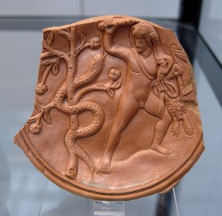 Геркулес и Ладон. Римское блюдо, позднее время. (c)wiki