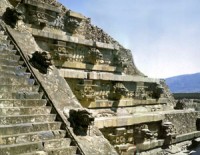 Храм Кецалькоатля — шестиступенчатая пирамида, высотой 22 метра