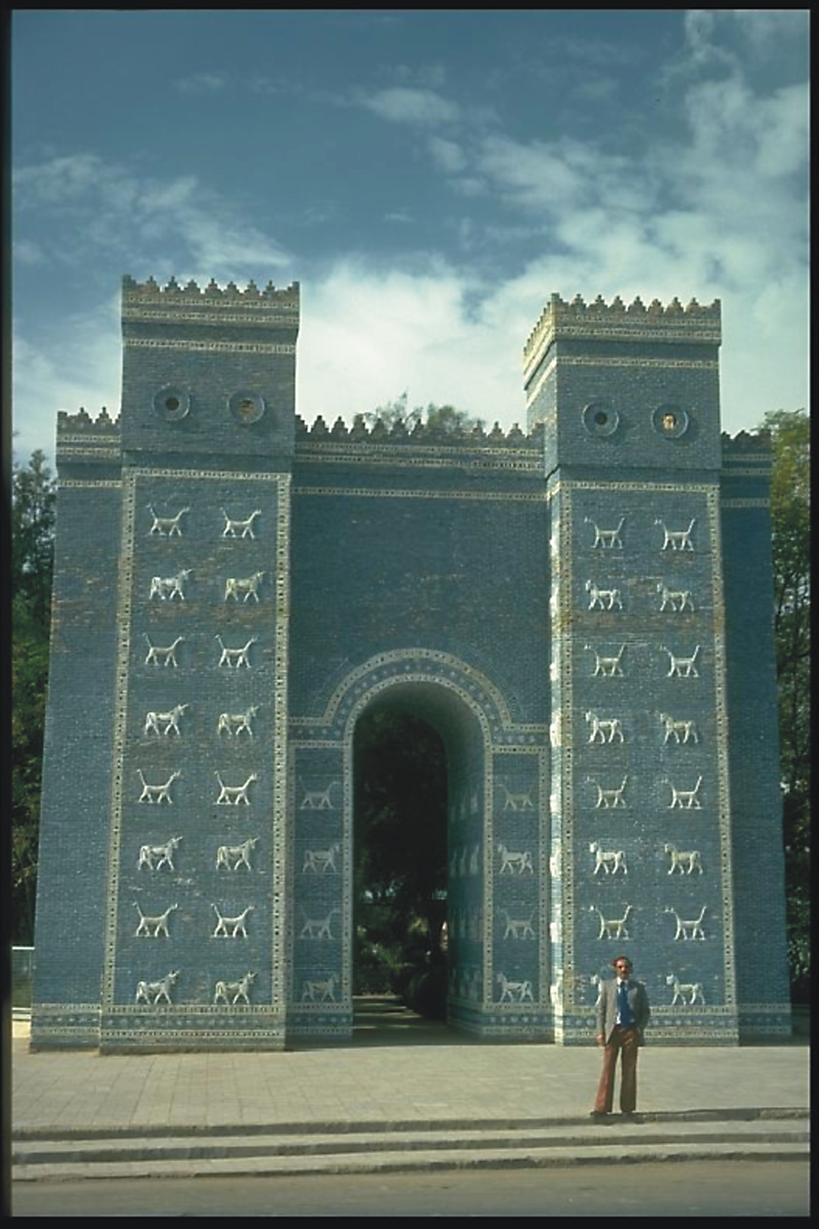 Месопотамия памятники. Врата Богини Иштар. Ворота Иштар Ирак. Месопотамия врата Иштар. Ворота Иштар в Вавилоне.