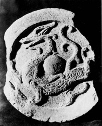 Концевая черепица с изображениями дракона <br />Эпоха Хань, 3 в.до н.э. - 3 в. н.э. (206 г. до н.э. - 220 г.н.э.)<br />Керамика<br />Источник: CD «Искусство Китая»