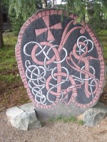 Также известный как змей (ormr) или дракон (dreki), линдворм был популярным мотивом рунических камней в XI веке в Швеции. Этот рунический камень назван U 871 