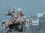 Монументальная бронзовая скульптура Георгия Победоносца работы Зураба Церетели, установленная в одном из скверов Тбилиси